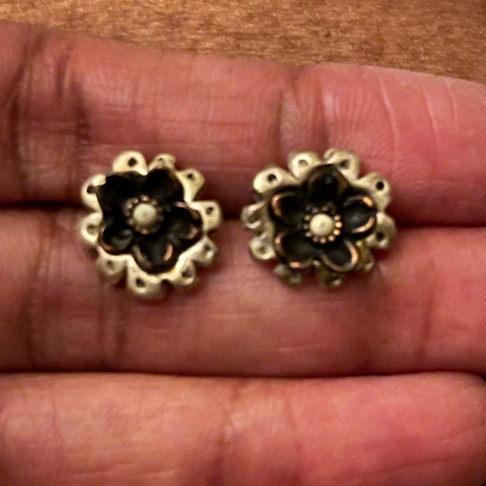 Beautiful silver flower 🌸 design earring